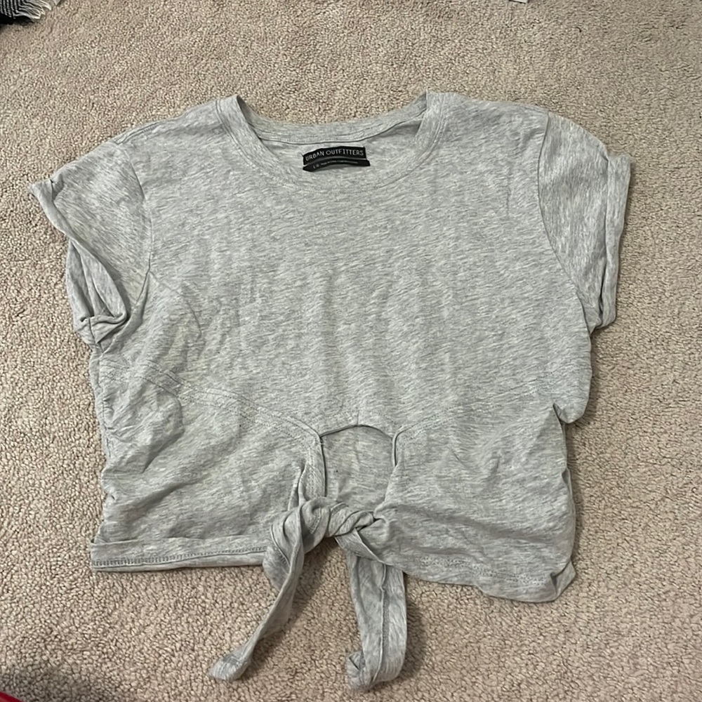 Grey cropped t-shirt with a cut out and tie in the front
